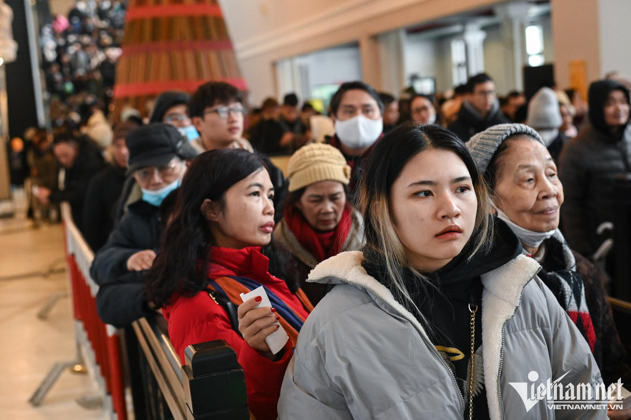 Du khách đổ về Sa Pa, đỉnh Fansipan ngày đầu năm mới