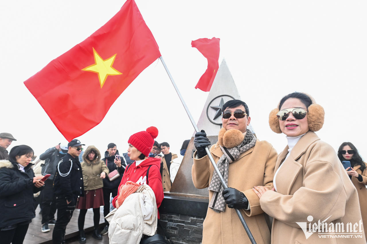 Du khách đổ về Sa Pa, đỉnh Fansipan ngày đầu năm mới