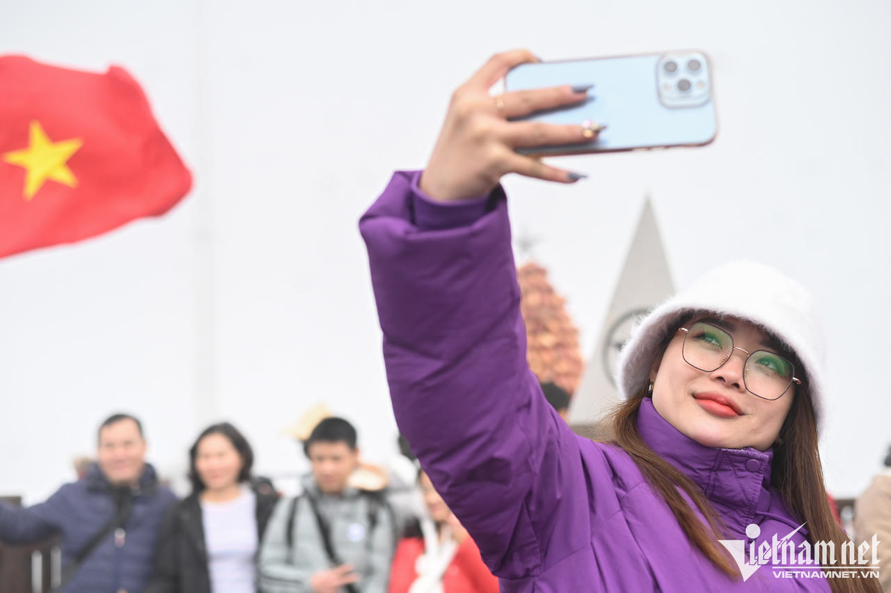 Du khách đổ về Sa Pa, đỉnh Fansipan ngày đầu năm mới
