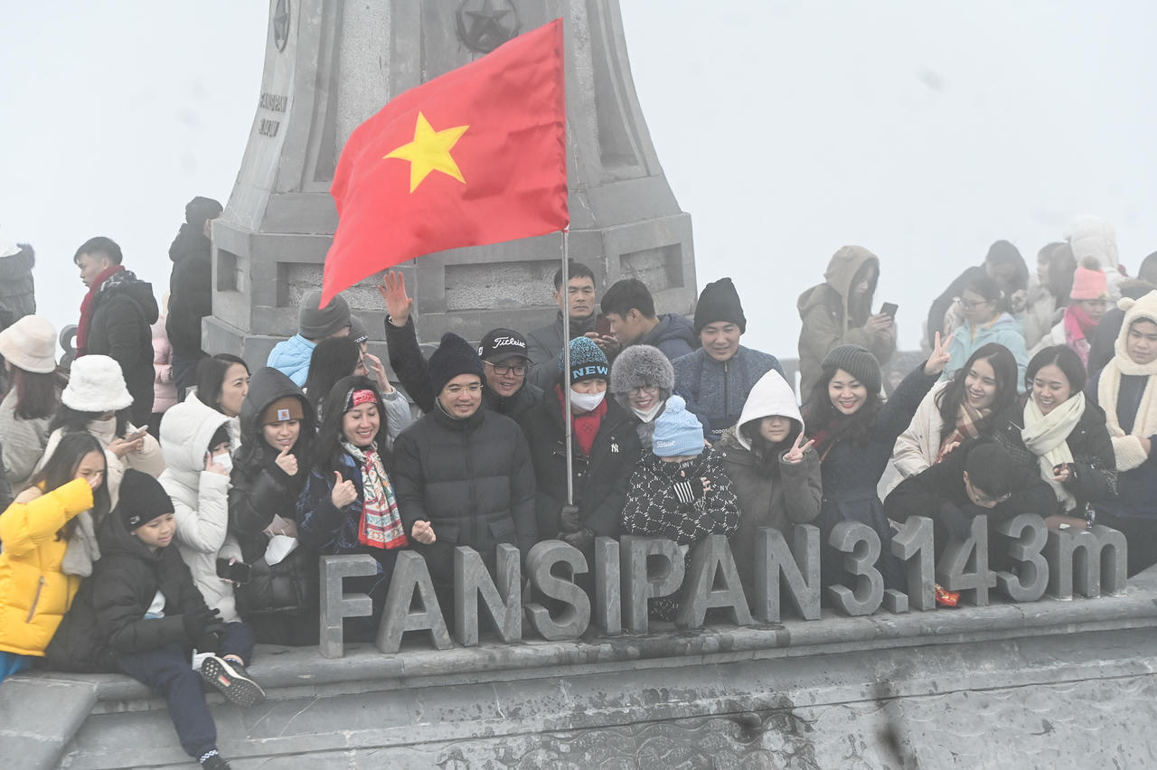 Du khách đổ về Sa Pa, đỉnh Fansipan ngày đầu năm mới
