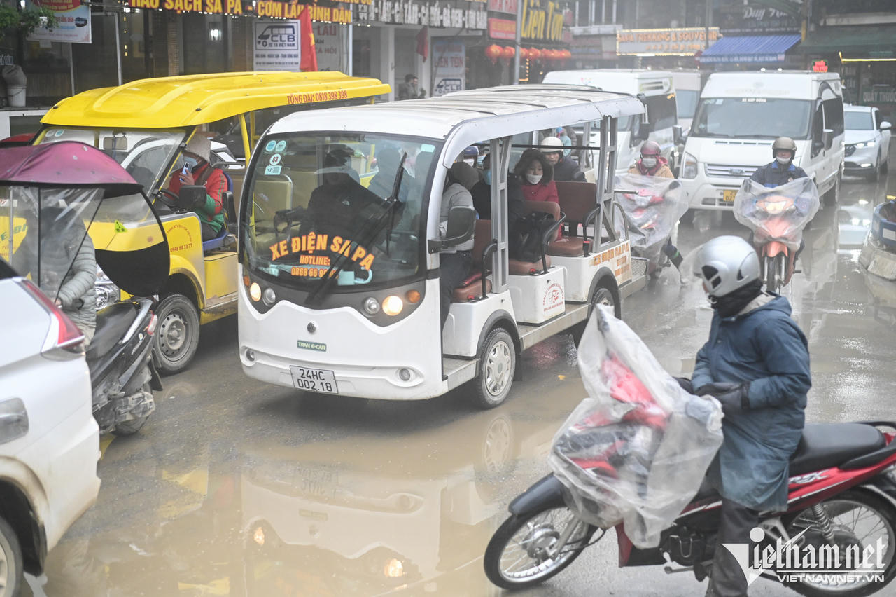 Du khách đổ về Sa Pa, đỉnh Fansipan ngày đầu năm mới