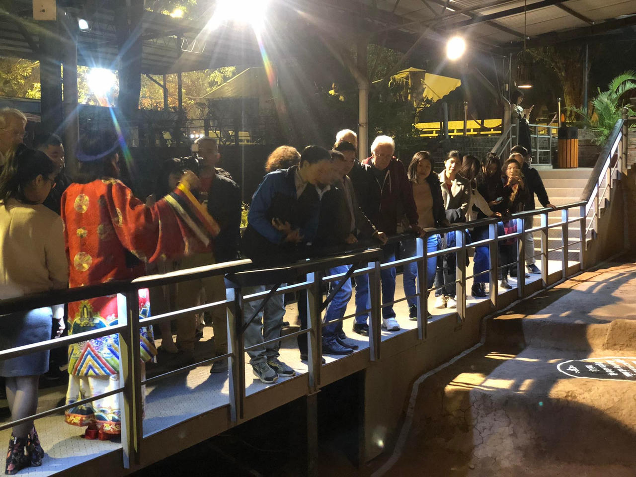 Du khách nước ngoài khám phá "Đêm Hoàng cung Thăng Long" 