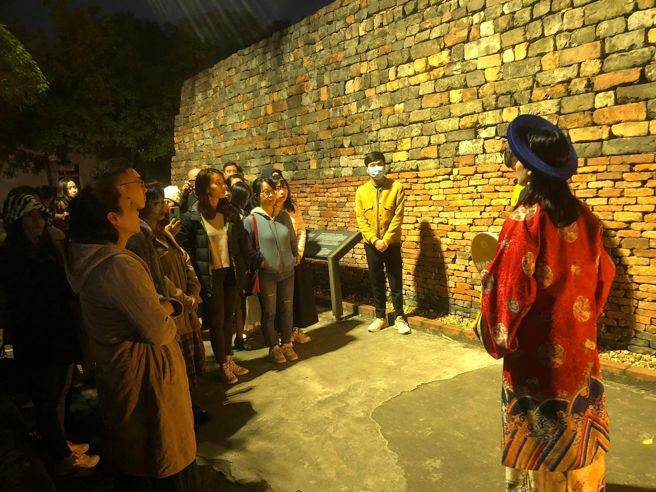 Du khách nước ngoài khám phá "Đêm Hoàng cung Thăng Long" 