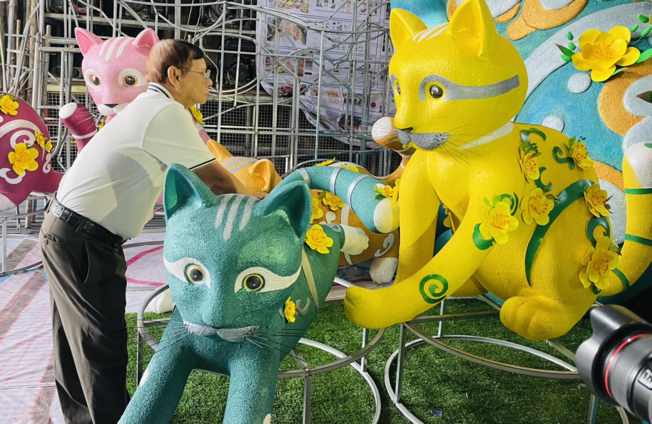 Thăm xưởng chế tác linh vật đường hoa Nguyễn Huệ 2023