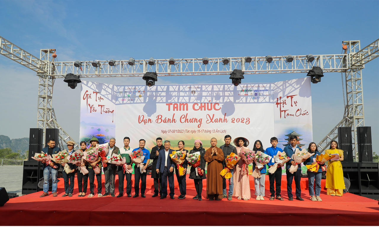 Chùa Tam Chúc rộn ràng gói bánh chưng mang Tết ấm đến với mọi nhà 2023