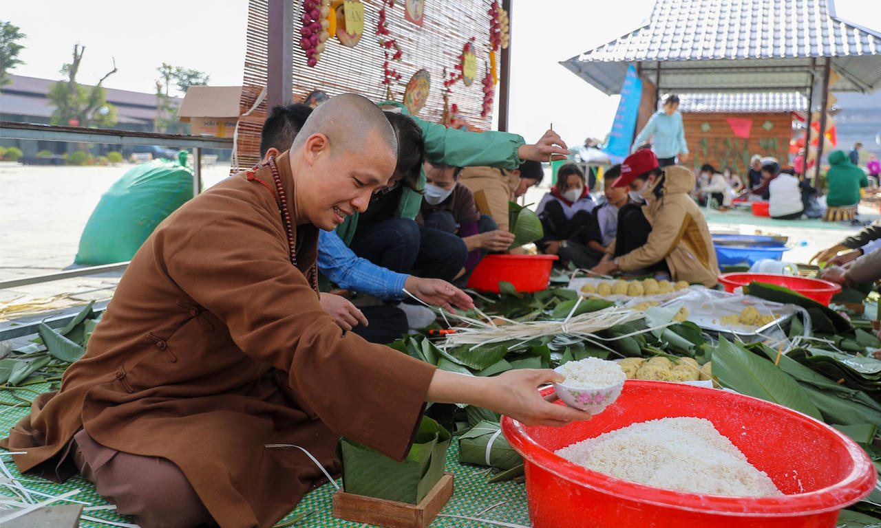 Chùa Tam Chúc rộn ràng gói bánh chưng mang Tết ấm đến với mọi nhà 2023