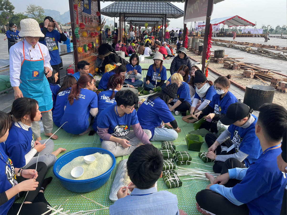 Chùa Tam Chúc rộn ràng gói bánh chưng mang Tết ấm đến với mọi nhà 2023