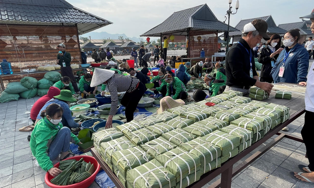 Chùa Tam Chúc rộn ràng gói bánh chưng mang Tết ấm đến với mọi nhà 2023