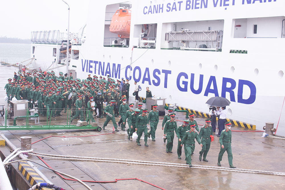 Niềm vui ngày các anh lính trẻ xuất ngũ trở về quê hương