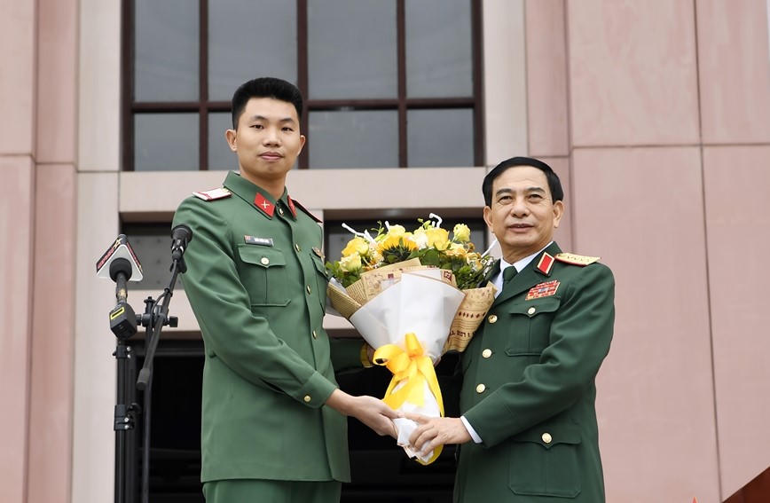 Niềm vui ngày các anh lính trẻ xuất ngũ trở về quê hương