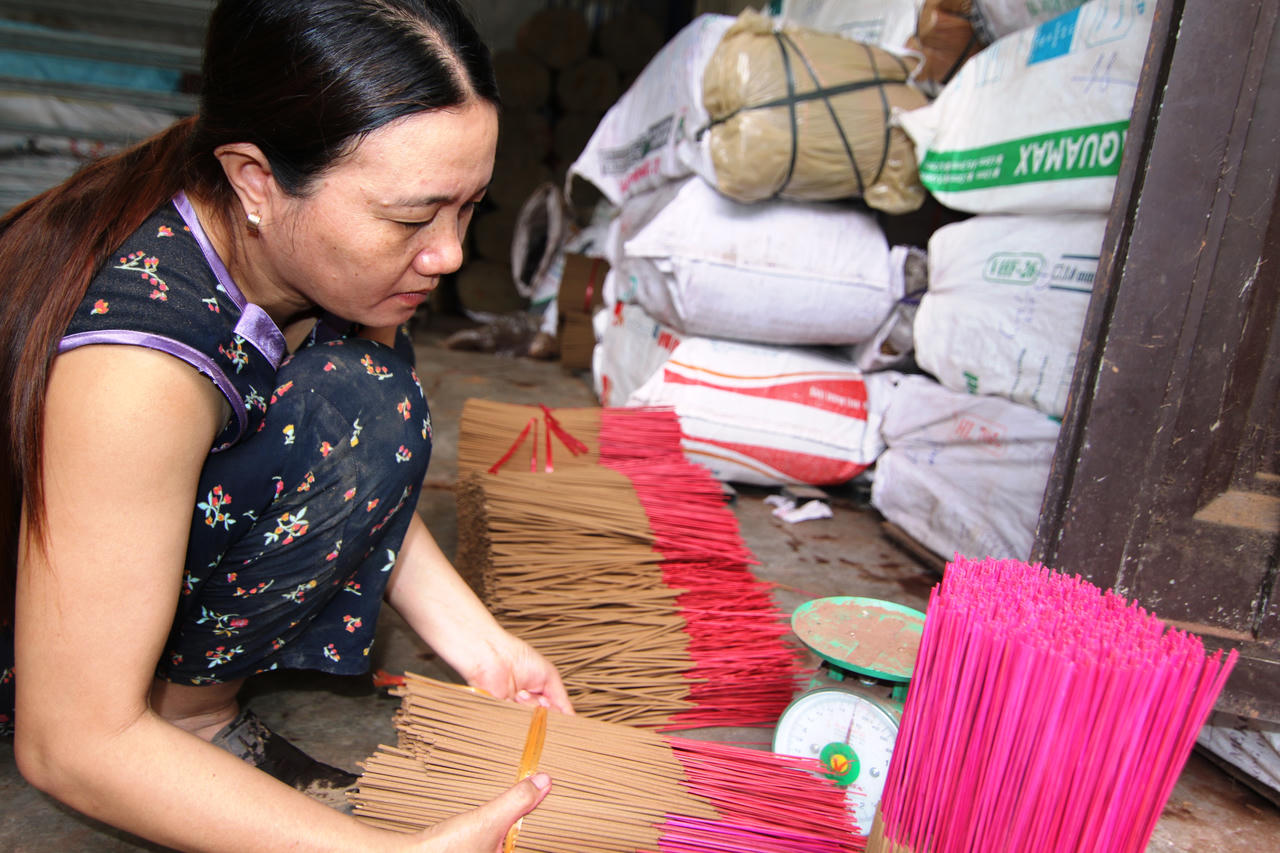 Làng hương cổ tất bật vào vụ Tết