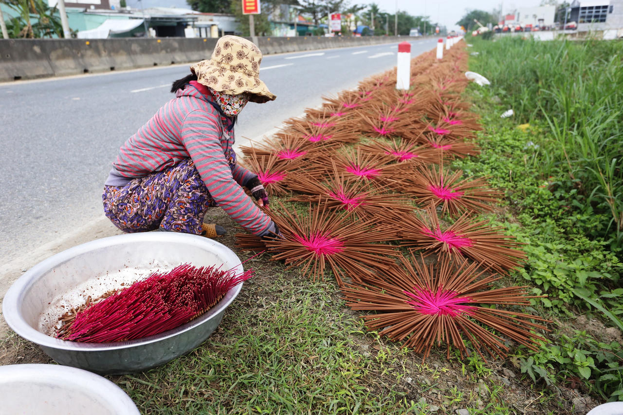 Làng hương cổ tất bật vào vụ Tết
