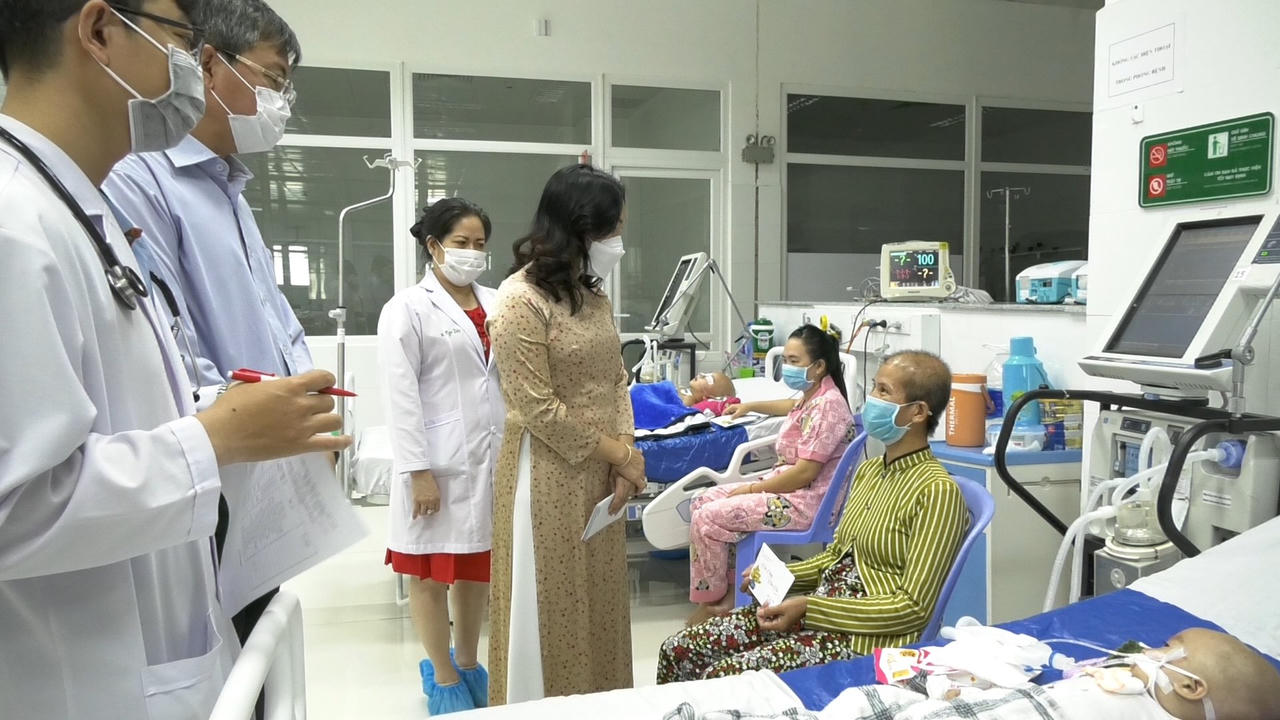 Thăm tặng quà cho bệnh nhi đang điều trị tại Bệnh viện sản nhi tỉnh Kiên Giang