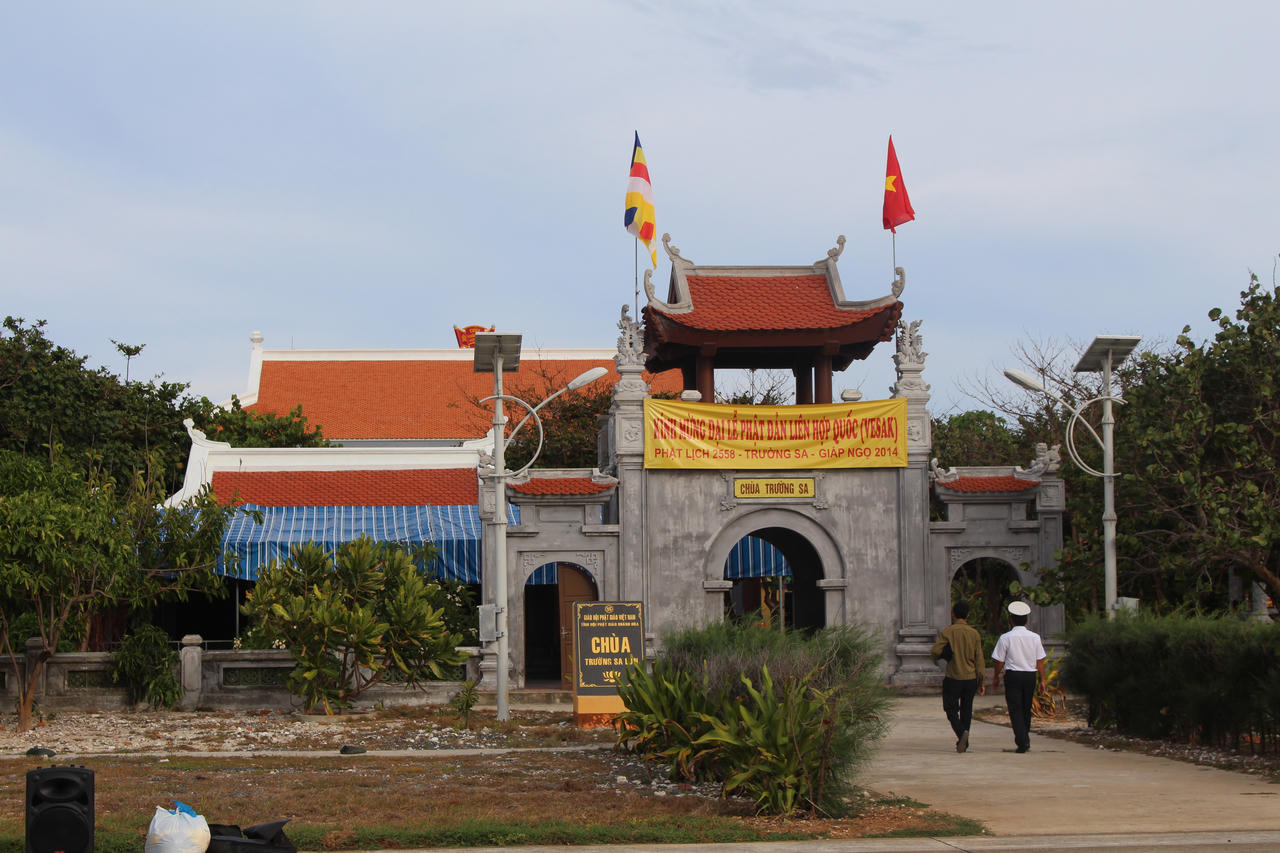 Chào cờ và lễ chùa đầu xuân ở Trường Sa