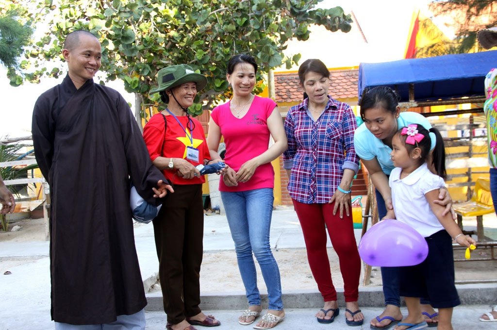 Chào cờ và lễ chùa đầu xuân ở Trường Sa