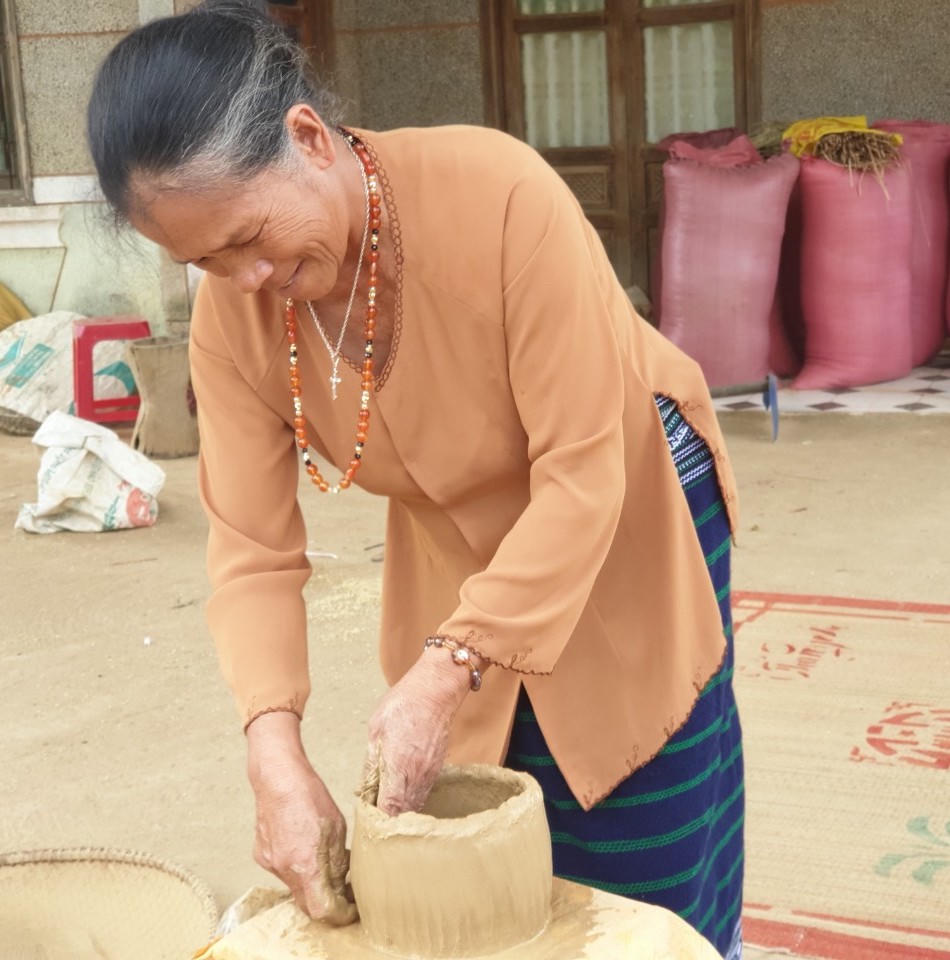 Miệt mài hồi sinh nghề gốm Chu Ru giữa đại ngàn