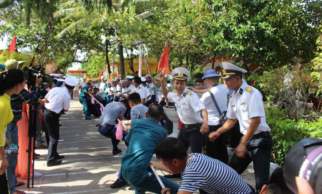 Chào cờ và lễ chùa đầu xuân ở Trường Sa