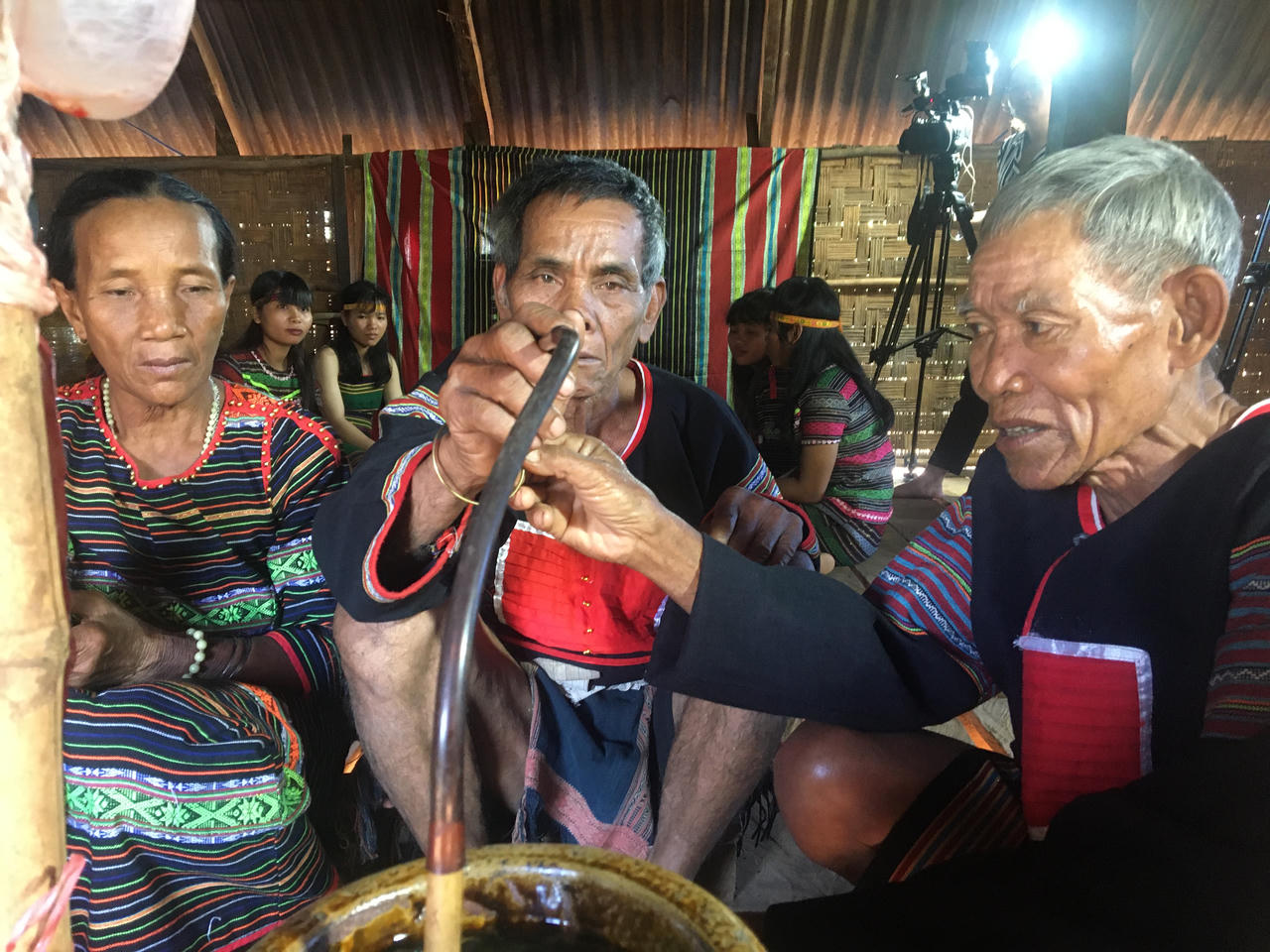 Năm mới "đốt bò" mừng thọ của người M'Nông