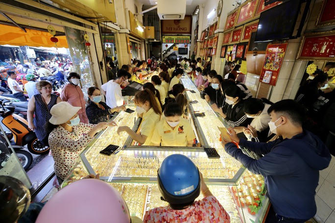 Người dân TP HCM đội nắng giữa trưa đi mua vàng ngày Thần Tài