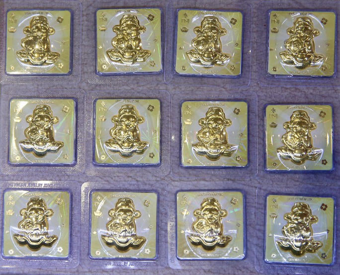 Người dân TP HCM đội nắng giữa trưa đi mua vàng ngày Thần Tài