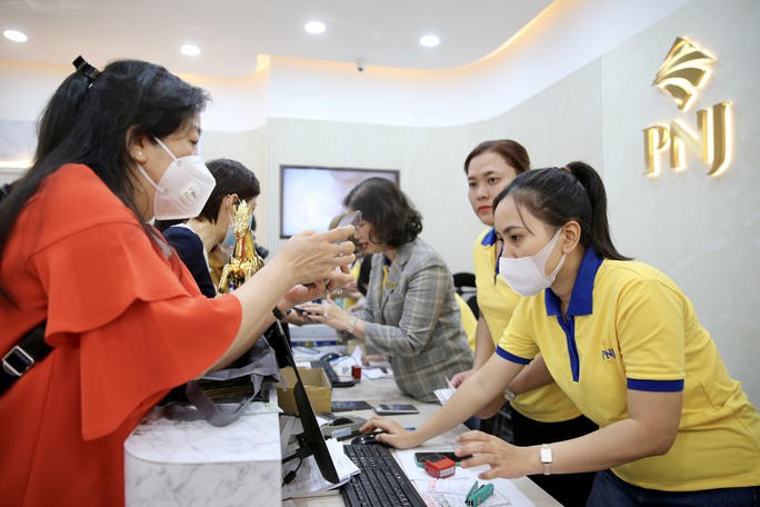 Người dân TP HCM đội nắng giữa trưa đi mua vàng ngày Thần Tài