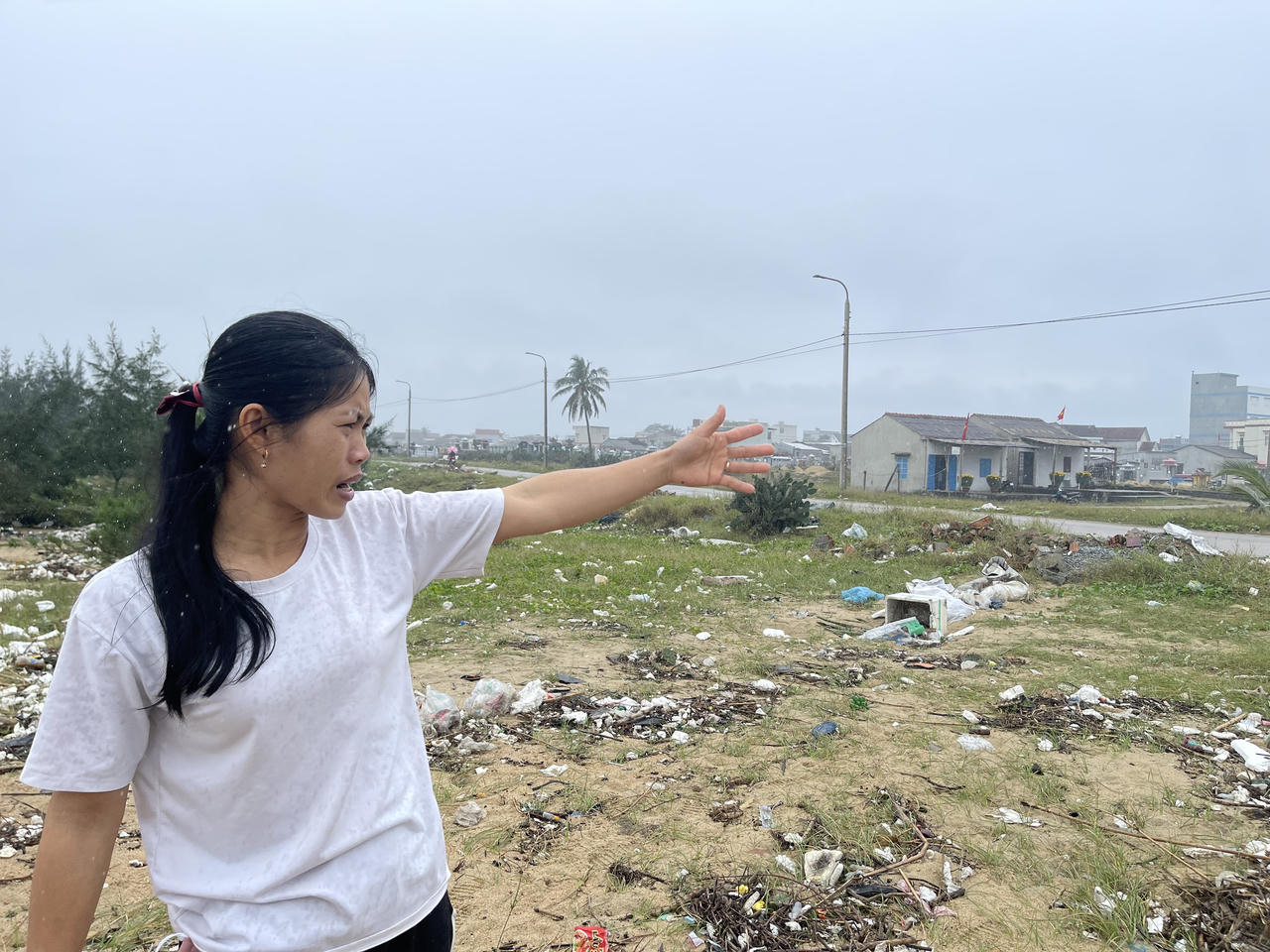 Sống trong bất an bên kè biển sạt lở