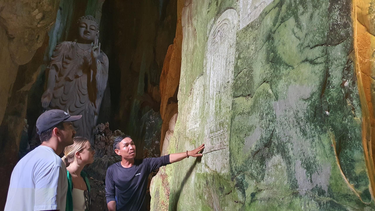 Những văn tự đặc biệt khắc trên đá núi Ngũ Hành Sơn