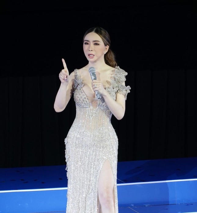 Quy định mới của bà chủ Hoa hậu Hoàn vũ lại gây tranh cãi