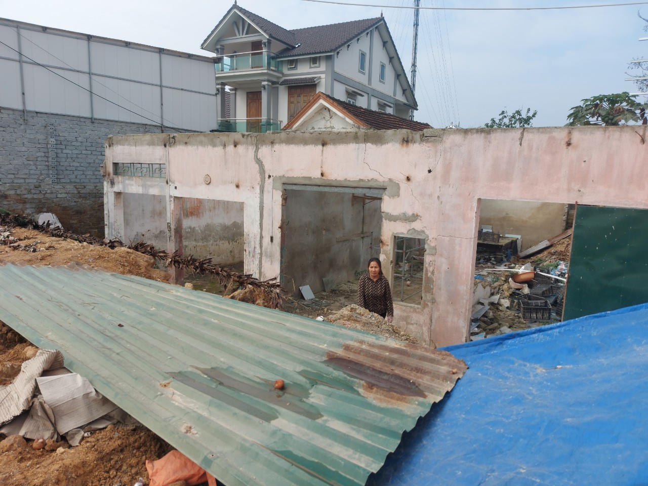 Hà Tĩnh: Nhà biến thành… hầm vì ảnh hưởng dự án công ngàn tỷ 
