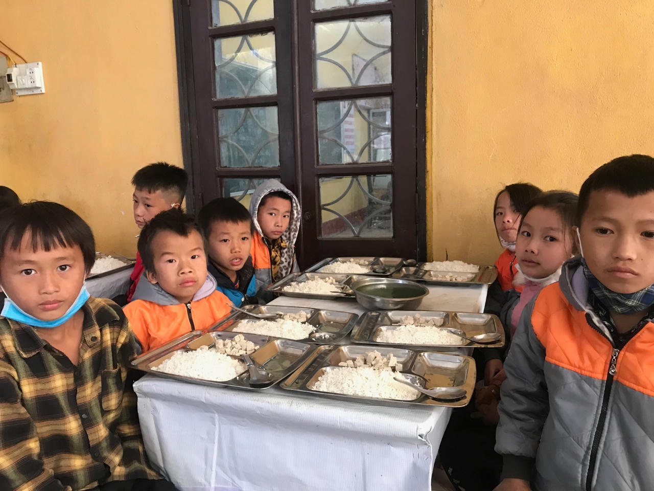 Khi giới trẻ “Nuôi em”