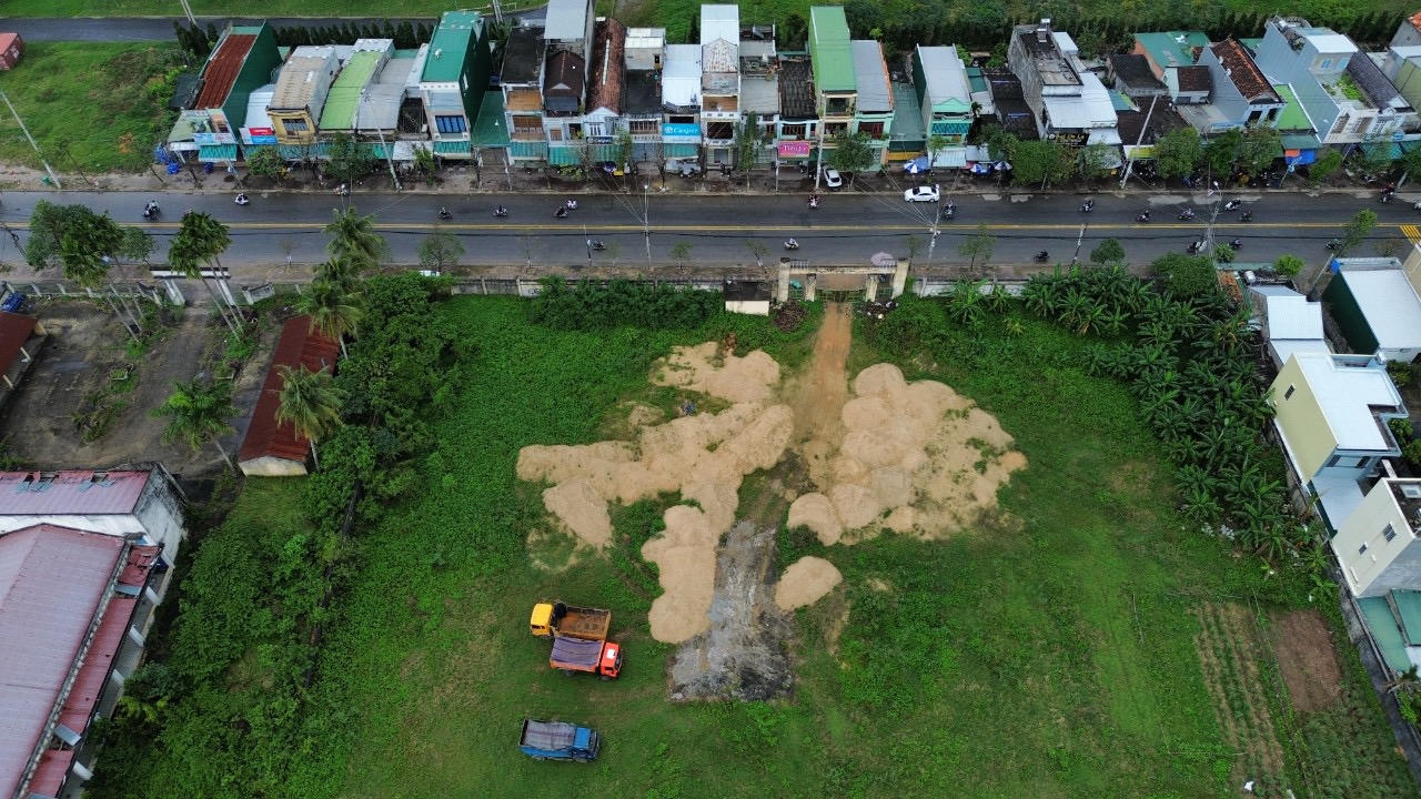 Quảng Ngãi: Sân vận động 14.000m2 nhiều năm bỏ hoang lãng phí