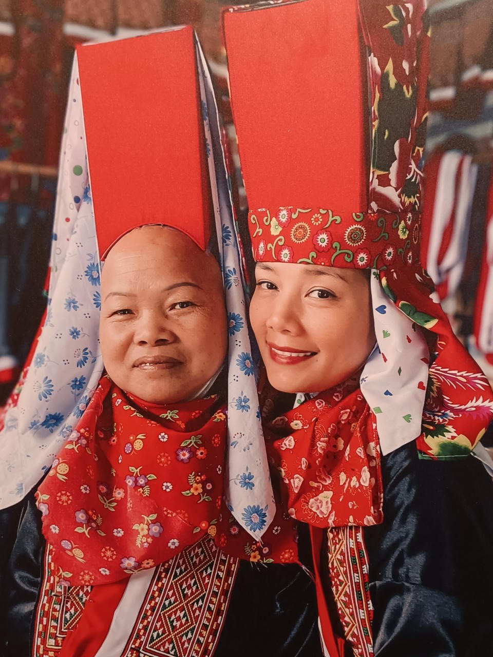  “Dám sống một cuộc đời rực rỡ” vì tình yêu với trang phục dân tộc Việt