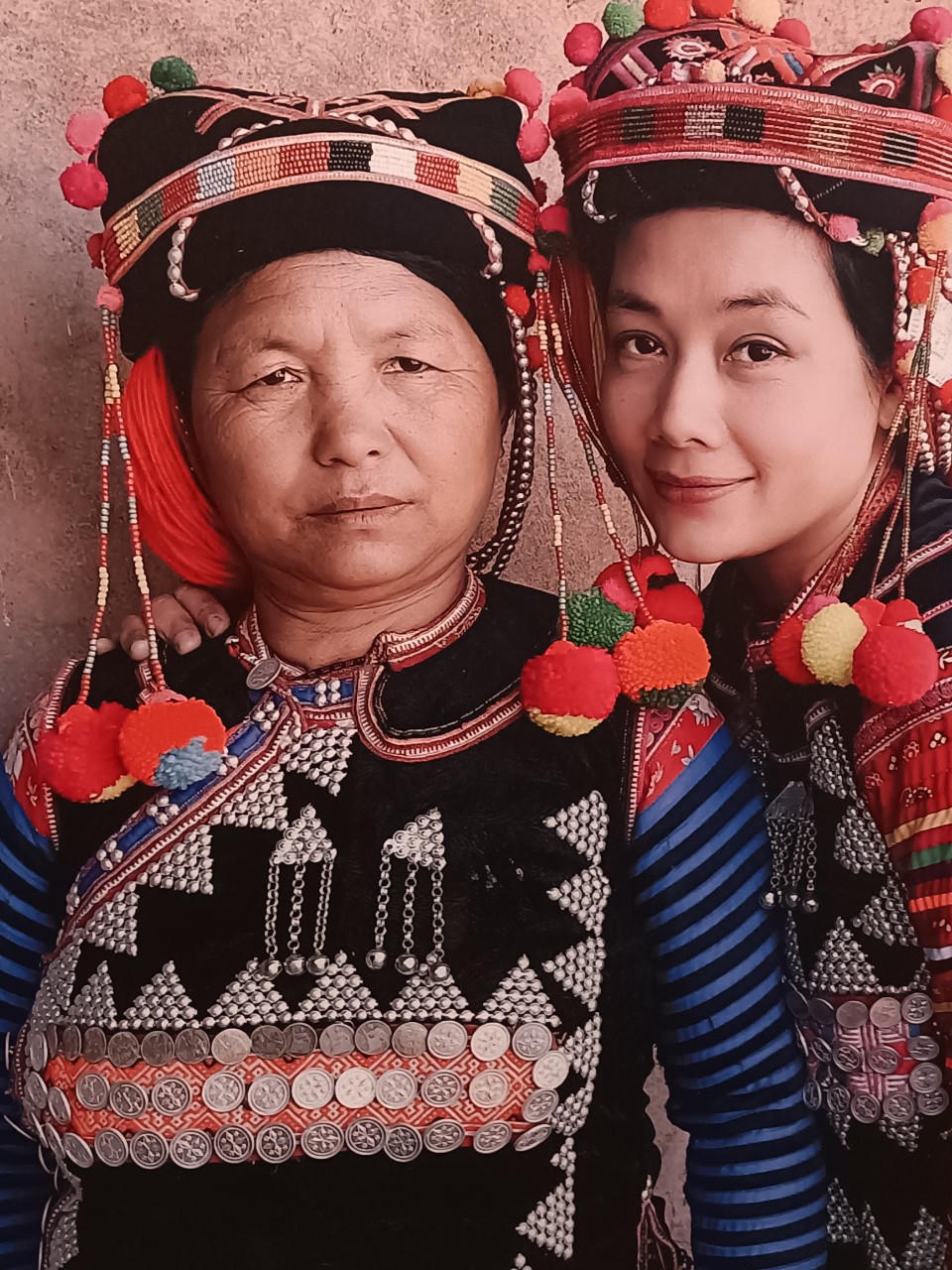  “Dám sống một cuộc đời rực rỡ” vì tình yêu với trang phục dân tộc Việt