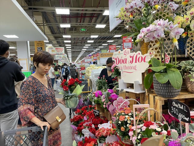 Thị trường quà tặng 8/3: Hàng “độc” lạ, ăn được... ảnh 1