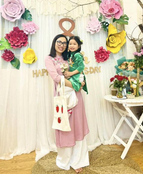 Phụ nữ Việt đẹp rạng rỡ trong Tuần lễ áo dài 