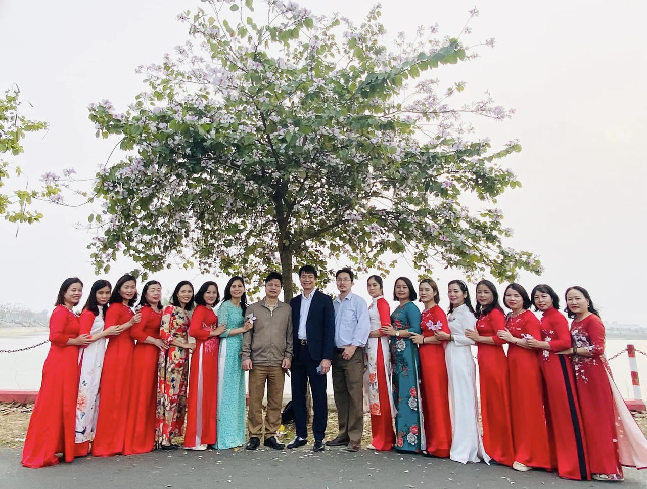 Phụ nữ Việt đẹp rạng rỡ trong Tuần lễ áo dài 