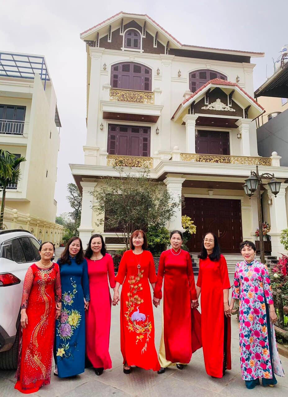 Phụ nữ Việt đẹp rạng rỡ trong Tuần lễ áo dài 