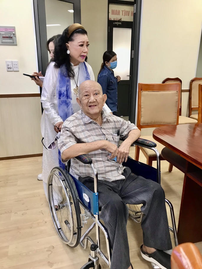 Hạnh phúc người nghệ sĩ phía sau đèn sân khấu 