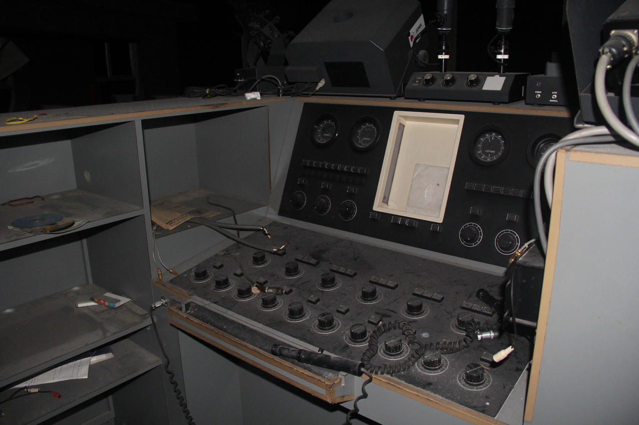 Hoang tàn nhà chiếu hình vũ trụ duy nhất Việt Nam 