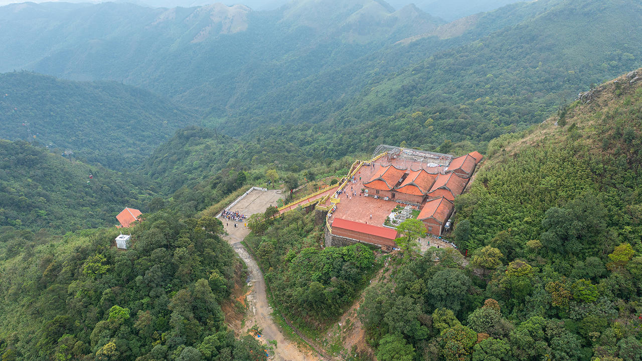 Trải nghiệm thiền trong không gian hùng vĩ và huyền ảo trên ngọn núi Bảo Đài