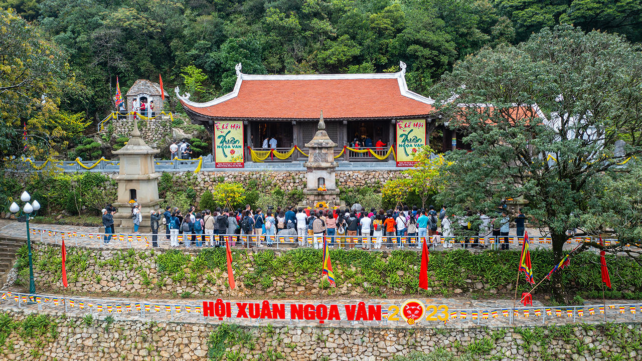 Trải nghiệm thiền trong không gian hùng vĩ và huyền ảo trên ngọn núi Bảo Đài