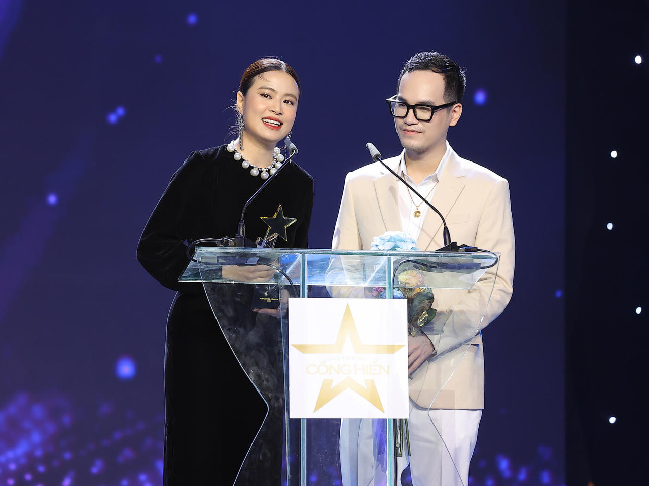 Cống hiến 2023: Hoàng Thùy Linh khóc nức nở, Trần Bảo Sơn đọc sai 'Gieo quẻ'