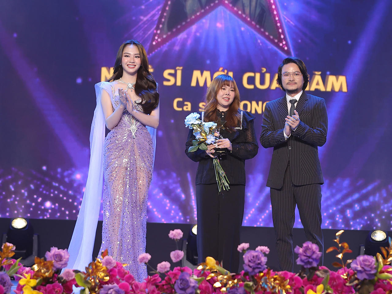 Cống hiến 2023: Hoàng Thùy Linh khóc nức nở, Trần Bảo Sơn đọc sai 'Gieo quẻ'