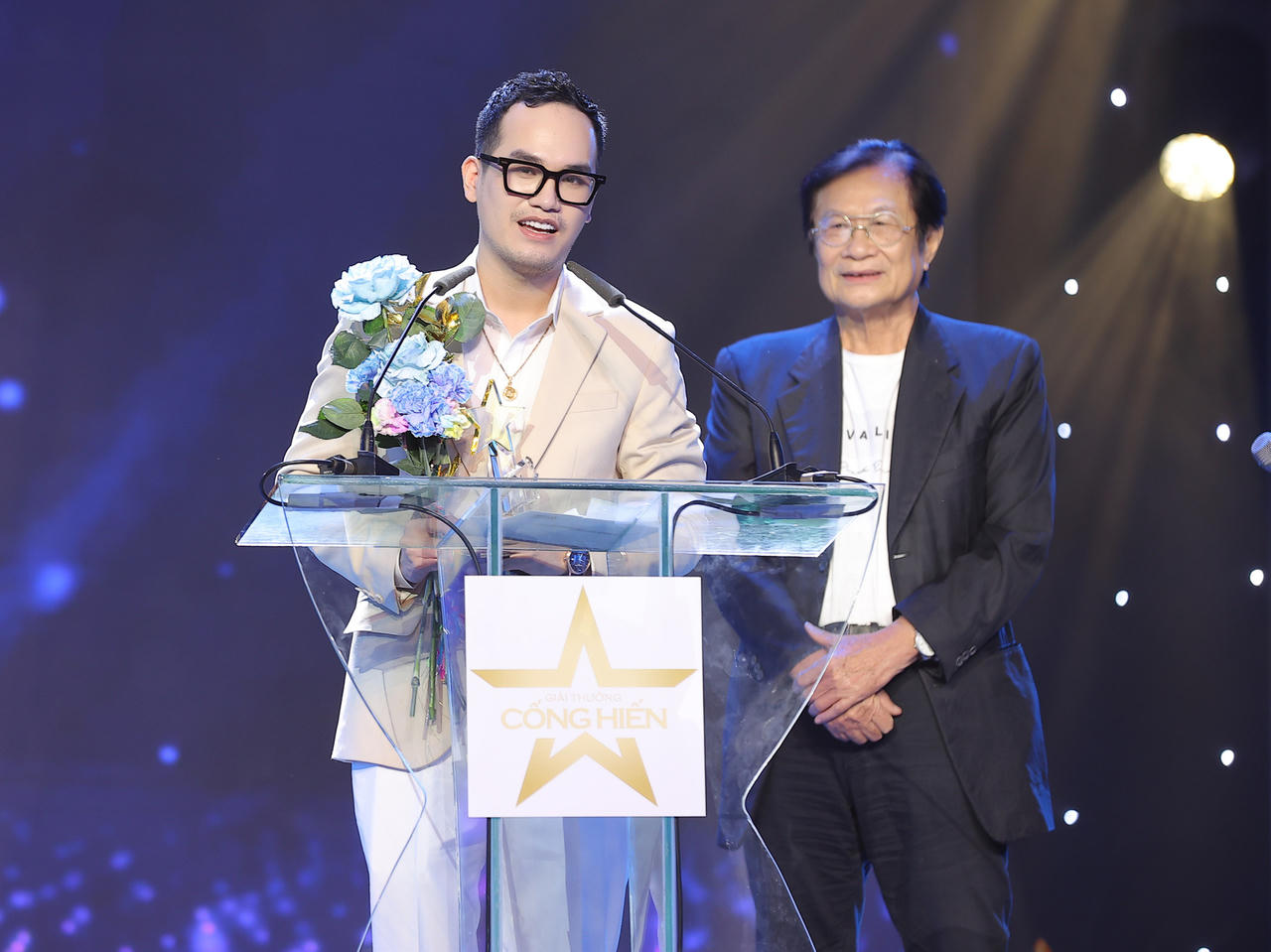 Cống hiến 2023: Hoàng Thùy Linh khóc nức nở, Trần Bảo Sơn đọc sai 'Gieo quẻ'