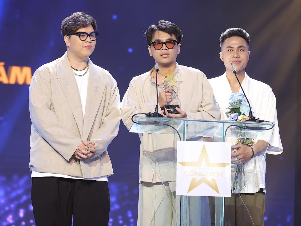 Cống hiến 2023: Hoàng Thùy Linh khóc nức nở, Trần Bảo Sơn đọc sai 'Gieo quẻ'