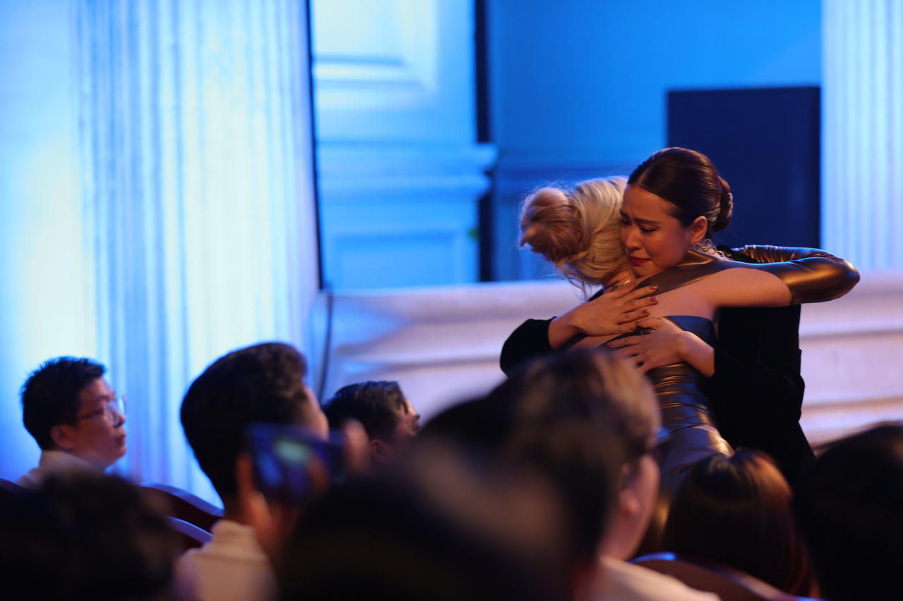 Cống hiến 2023: Hoàng Thùy Linh khóc nức nở, Trần Bảo Sơn đọc sai 'Gieo quẻ'