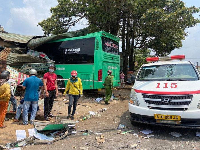 Xe giường nằm lao vào nhà dân, ít nhất 2 người chết, 3 người trọng thương