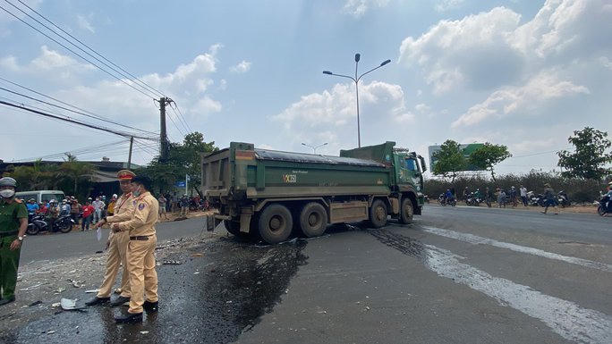 Xe giường nằm lao vào nhà dân, ít nhất 2 người chết, 3 người trọng thương