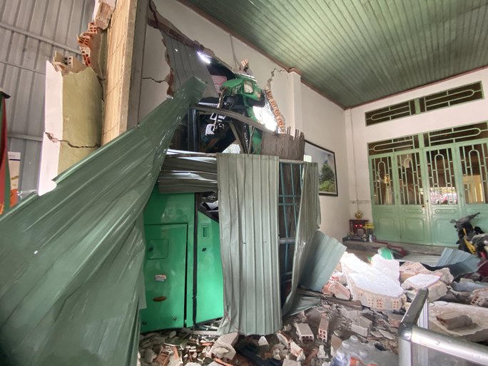 Xe giường nằm lao vào nhà dân, ít nhất 2 người chết, 3 người trọng thương