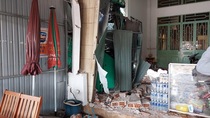 Xe giường nằm lao vào nhà dân, ít nhất 2 người chết, 3 người trọng thương